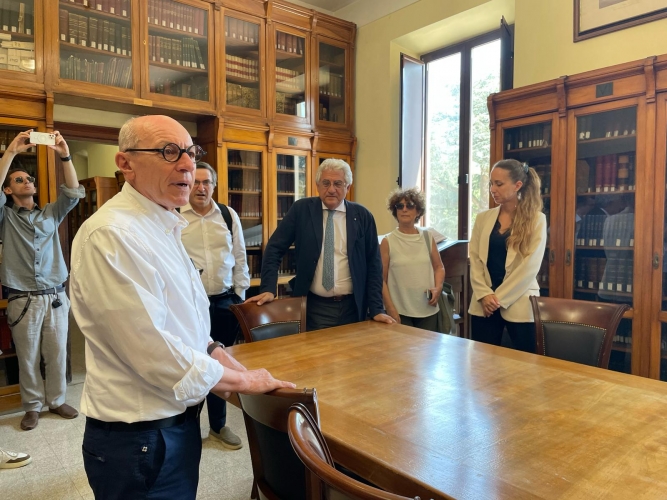 Martelli in primo piano, Quintavalle sullo sfondo insieme agli ospiti